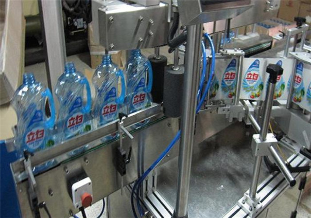 Şampuan Losyon Şişeleri İçin Otomatik Çift Taraflı Etiketleme Makinesi Detayları