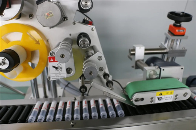 Şırınga Yapışkanlı Etiket Etiketleme Makinesi Etrafında Otomatik Yatay Sarma