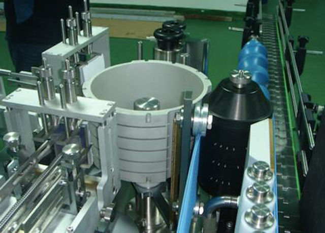 Otomatik Doğrusal Yuvarlak Şişeler Soğuk Yapıştır Islak Tutkal Etiketleme Makinesi