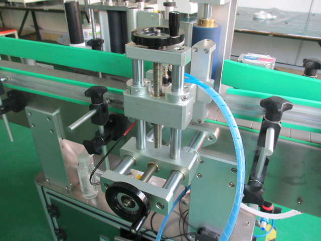 Otomatik Dikey Yuvarlak Metal Kutular Etiketleme Ekipmanları Makine Detayları